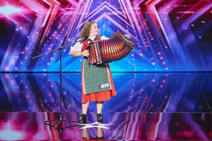 Mlada Buzećanka plijenila je pažnju i stiliziranom narodnom nošnjom koja je samo naglasila njen upečatljiv nastup  (Nova TV)