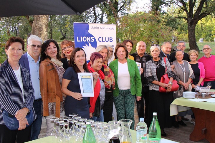 Donatori i predstavnici škola na prigodnoj svečanosti u Marušićima (L. JELAVIĆ)