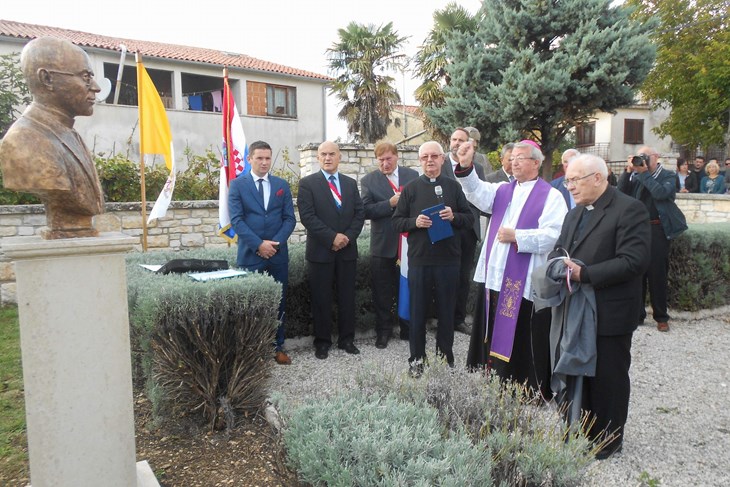 Otkrivanje spomenika svećeniku Josipu Vidau u Kringi (M. RIMANIĆ)