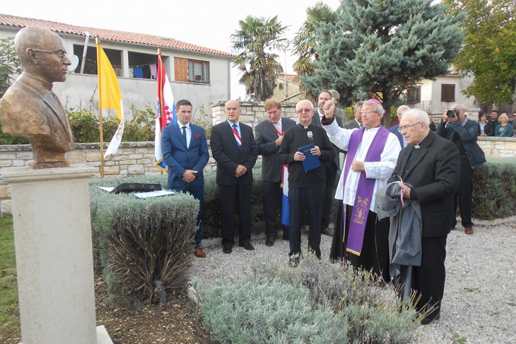 Otkrivanje spomenika svećeniku Josipu Vidau u Kringi (M. RIMANIĆ)