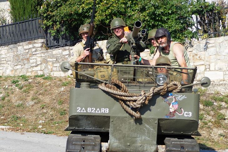 Oklopno vozilo u Vižinadu je dopremljeno iz Engleske Snimio Slavko LEDIĆ