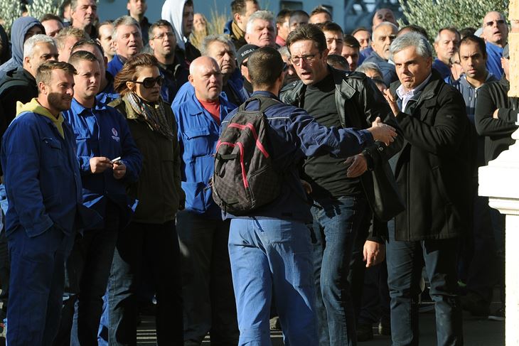 Predsjednik štrajkaškog odbora Boris Cerovac brani Denisa Rabara od radnika