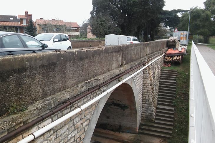 Ograda mosta u derutnom je stanju (Z. STRAHINJA)