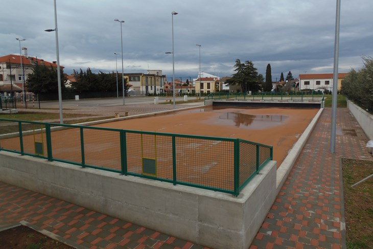 Na stazama novog boćališta od prvih se dana nakuplja voda (Z. STRAHINJA)