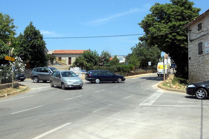 Na opasnom raskrižju u Labincima ne može se napraviti rotor zbog imovinskih problema (A. DAGOSTIN)