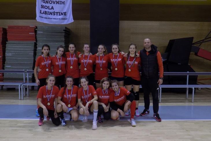Učenici OŠ Matije Vlačića osvojili su zlato u rukometu