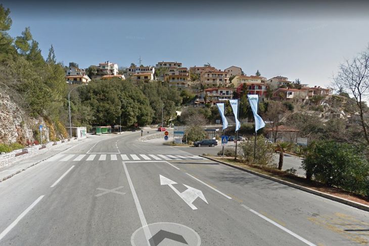 Mjesto budućeg kružnog toka na ulazu u Rabac