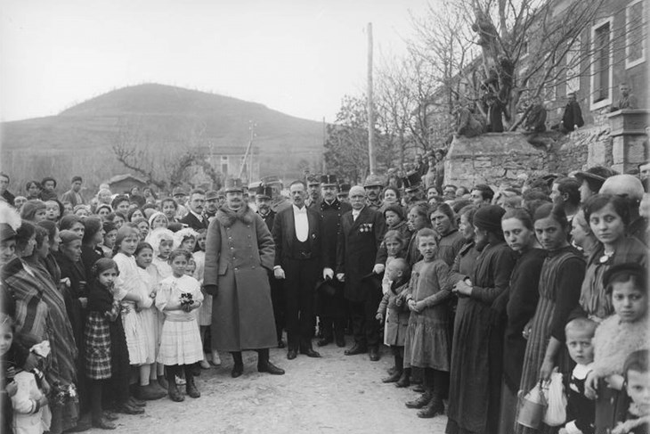 Fotografija cara Karla I. okruženog Motovuncima - 1918.