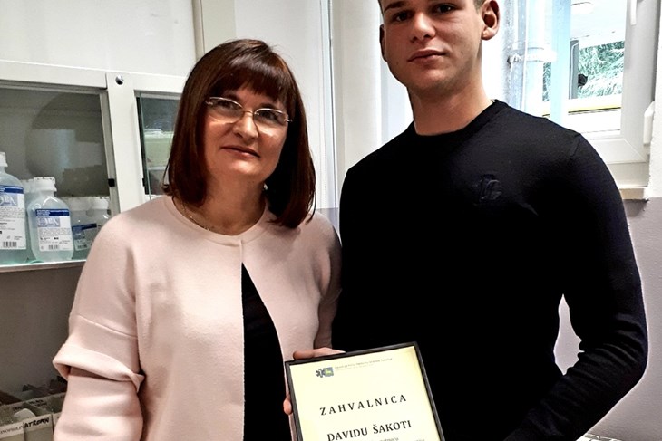 Voditeljica porečke ispostave Gordana Antić i mladi donator David Šakota