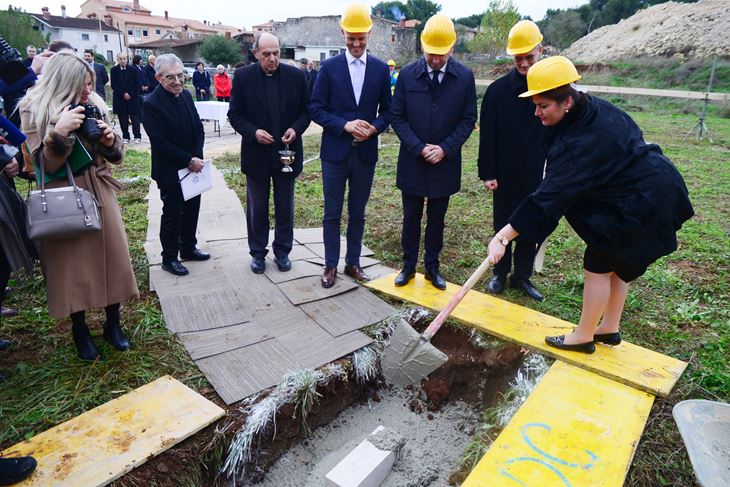 Ministrica Gabrijela Žalac polaže kamen temeljac u društvu Valtera Flega, Borisa Miletića i biskupa Dražena Kutleše      (D. ŠTIFANIĆ)
