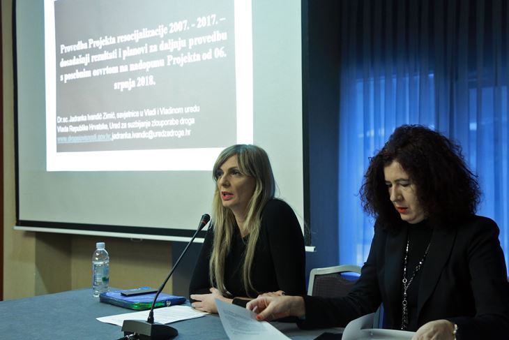 Vladin Ured za suzbijanje zlouporabe droga organizirao je dvodnevnu konferenciju "Projekt resocijalizacije liječenih ovisnika o drogama kao ključ uspješnog oporavka od ovisnosti - izazovi i postignuća“. Konferencija se održava povodom Mjeseca borbe protiv ovisnosti koji se obilježava od 15. studenoga do 15. prosinca. Na slici zamjenica ravnatelja Ureda za suzbijanje zlouporabe droga Vlade RH Sanja Mikulić i savjetnica u Vladi i Uredu za suzbijanje zlouporabe droga Jadranka Ivandić Zimić. (Foto HINA)