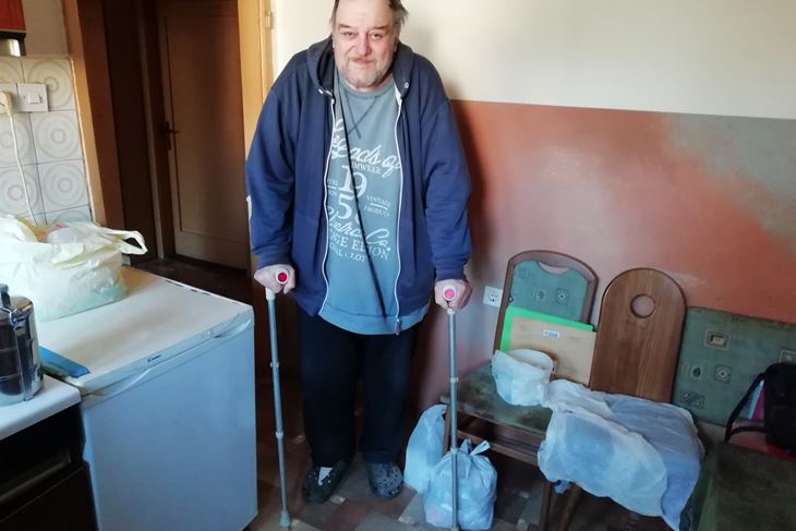 Branko Škaron kreće se uz pomoć štapa i jedva preživljava