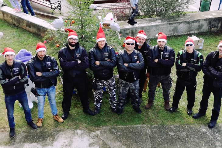 Članovi MK Skunks darovali su djecu slatkišima