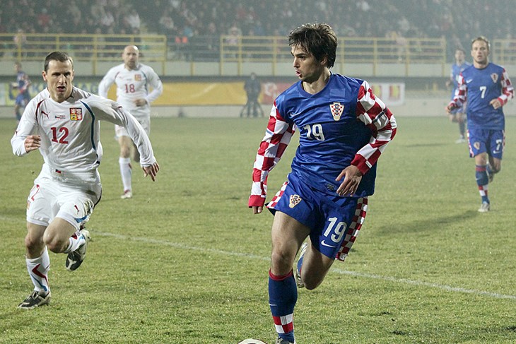 OTVORILI OBNOVLJENU DROSINU - "Vatreni" su, na slici Niko Kranjčar, 2011. godine otvorili obnovljen pulski stadion (Arhiva)