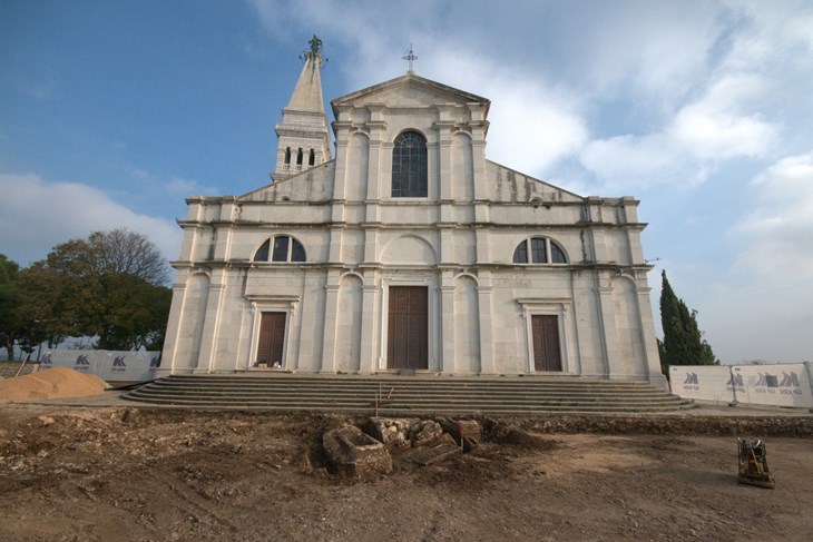 Crkva sv. Eufemije i grobnice kod samog ulaza