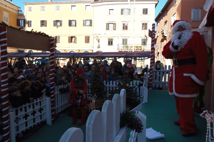 Kućica Djeda Božićnjaka na Narodnom trgu     Z. STRAHINJA