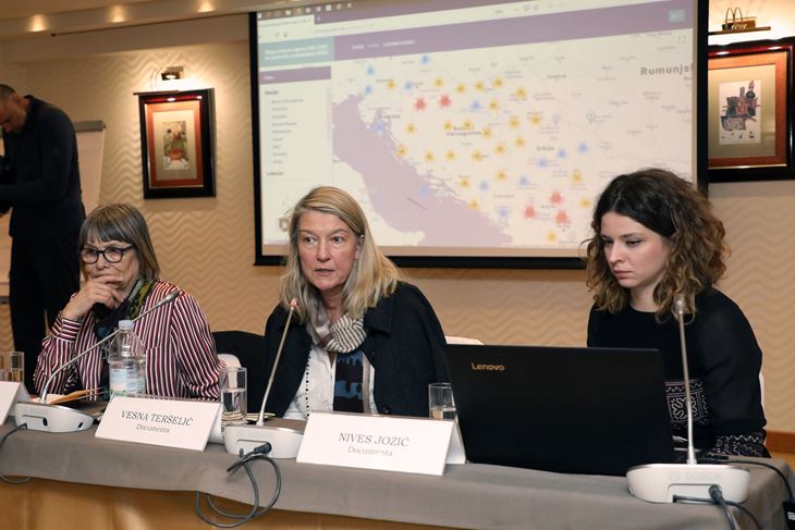 Na fotografiji Nataša Kandić osnivačica Fonda za humanitarno pravo Beograd, Vesna Teršelić voditeljica Documente, Nives Jozić, koordinatorica istraživanja ljudskih gubitaka u Documenti  (Foto HINA)