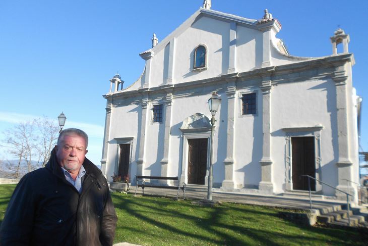 Ivan Mijandrušić pred obnovljenom crkvom u Gračišću  (M. RIMANIĆ)