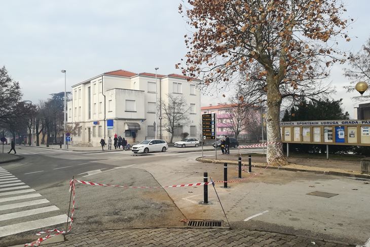 Stupići ispred Spomen doma (A. DAGOSTIN)