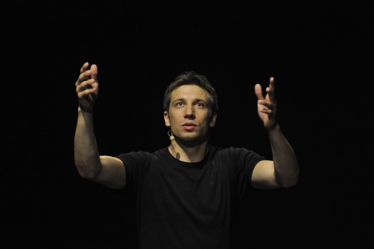 Valter Roša u prizoru iz predstave