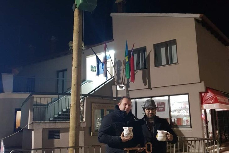 Žminjski načelnik Željko Plavčić uručio je ključeve općine meštru od Žminjskih mačkari Draženu Galantu (Foto: Žminjski mačkari)