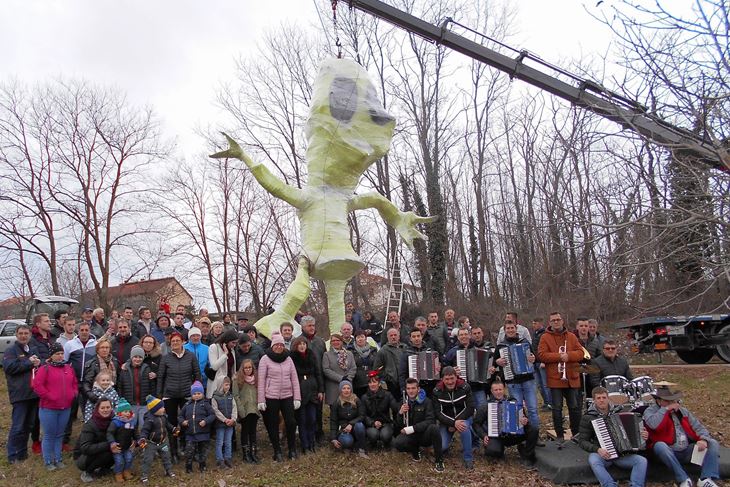 Pust je postavljen, mačkari poziraju za tradicionalni zajednički snimak