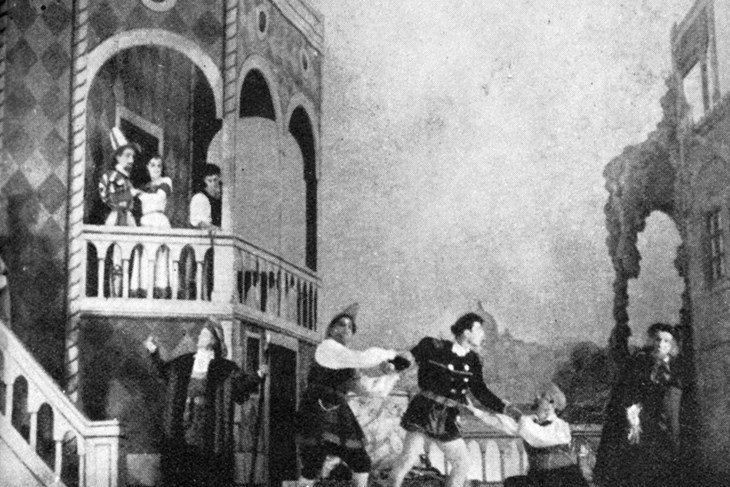 Prizor iz "Dunda Maroja" na otvaranju Narodnog kazališta 1949. - na fotografiji Dujan Biljuš, Milan Lentić, Ana Hercigonja, Maja Paravić, Ivan Stošić, Tonko Bijelić, Leo Ivanji, Božo Trakić i Jozo Martinović kao Dundo