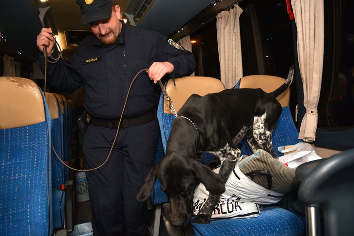 Policijski pas nanjušio je drogu u ruksaku (PU Istarska)