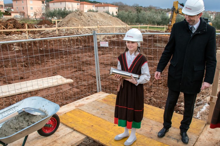 U temelje su djeca položila i tekst o budućoj školi