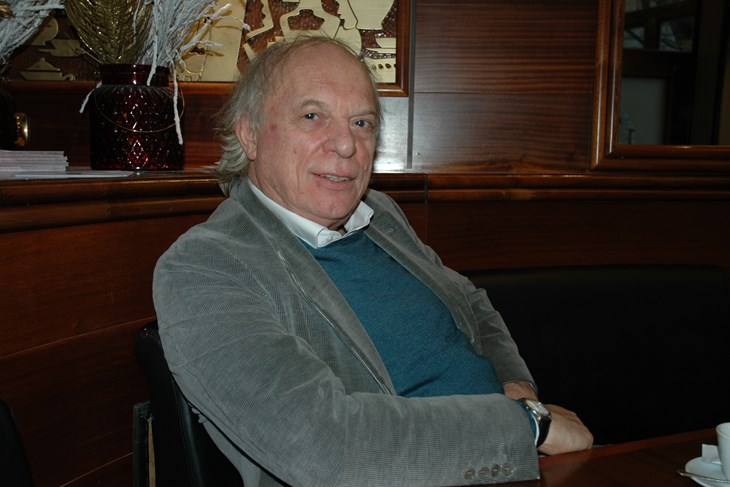 (E.  VELAN)