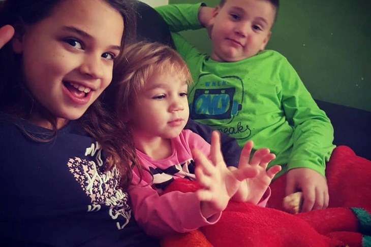 Mala Nadia (u sredini) s bratom Adrianom i sestrom Andreom