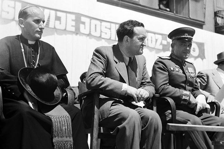 Zagrebački nadbiskup Alojzije Stepinac uz Vladimira Bakarića na svečanom dočeku maršala Tita u Zagrebu 1945.