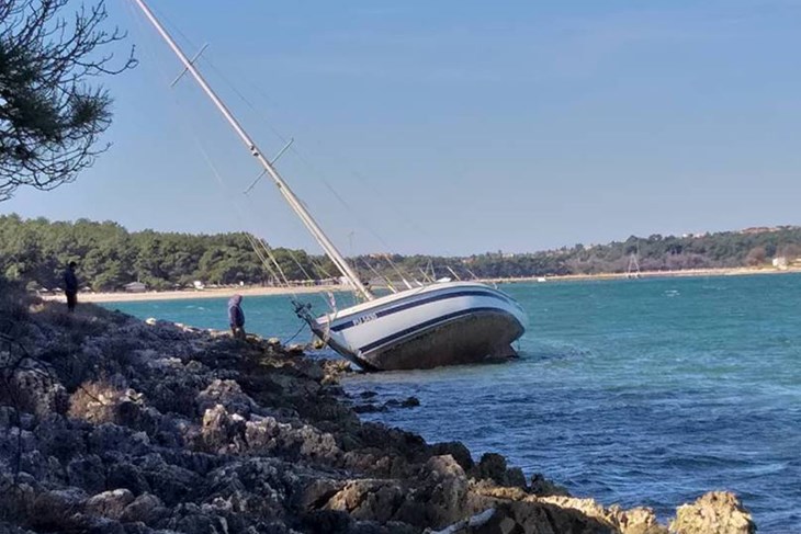 Između Šćuze i Tašalere u Premanturi doplutala je i nasukala se jedrilica
