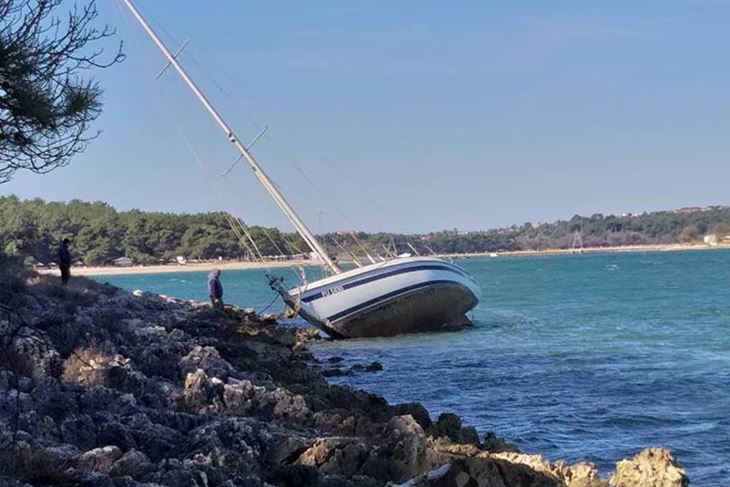 Između Šćuze i Tašalere u Premanturi doplutala je i nasukala se jedrilica