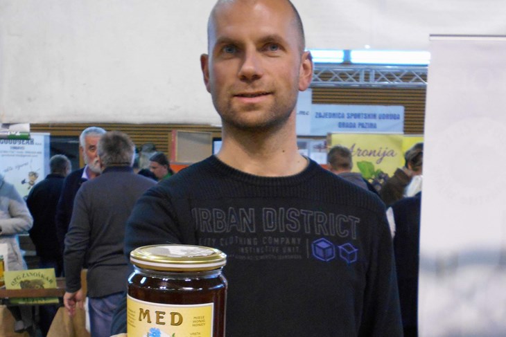 Goran Gržetić sa svojim najbolje ocijenjenim medom nastalim od paše na hrastu meduncu (D. ŠIŠOVIĆ)