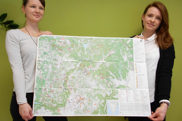 Tamara Legović i Roberta Krivičić s kartom bike i trail staza nastalom kroz projekt INSiGHTS (Davor ŠIŠOVIĆ)