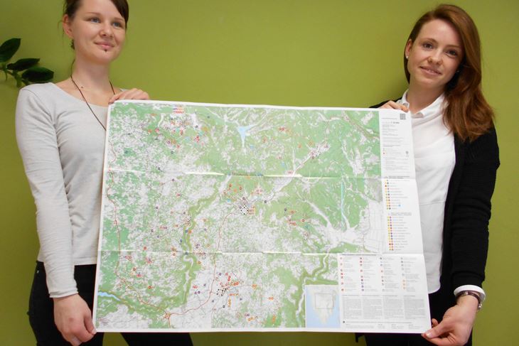 Tamara Legović i Roberta Krivičić s kartom bike i trail staza nastalom kroz projekt INSiGHTS (Davor ŠIŠOVIĆ)