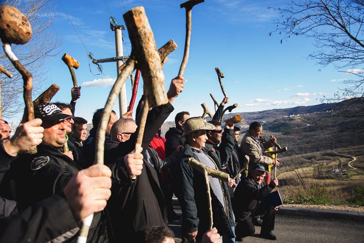 Bacanje roga u Motovunu (M. MOČIBOB)