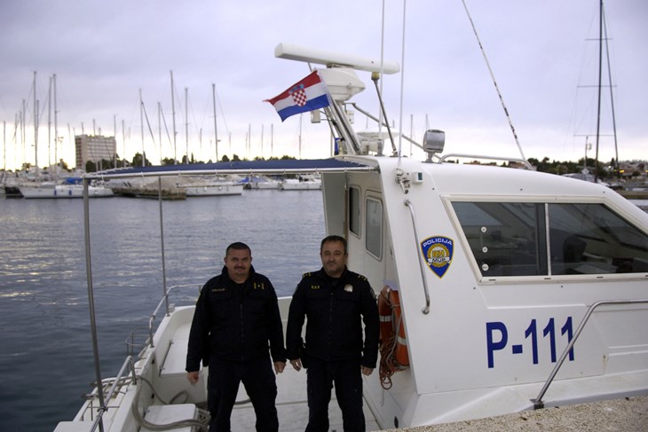Policajci Dragan Medica i Vedran Mijić spasili su 83-godišnjaka u umaškom akvatoriju (M. SARDELIN)