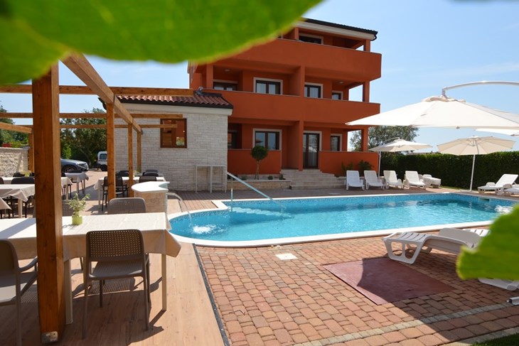 Hotel Natura smjestio se na rubnom dijelu naselja Sv. Nikola