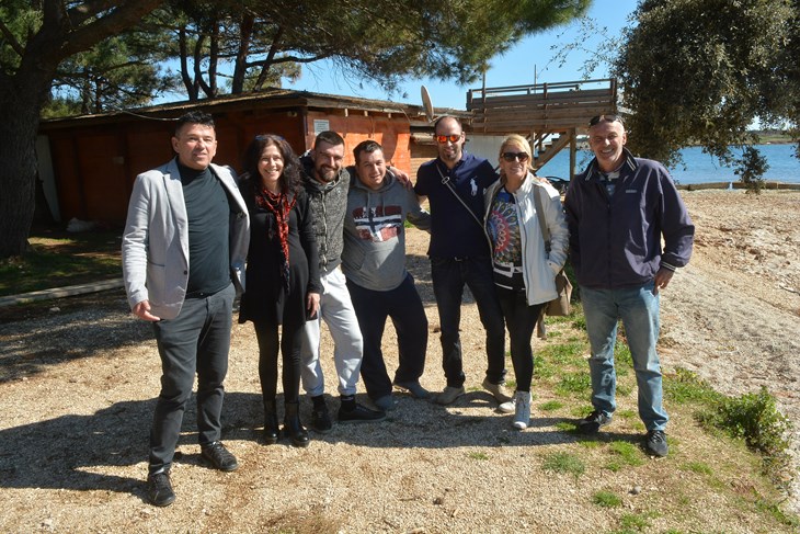 Članovi Živog zida, HDZ-a i vlasnik beach bara na konferenciji za novinare (D. MEMEDOVIĆ)
