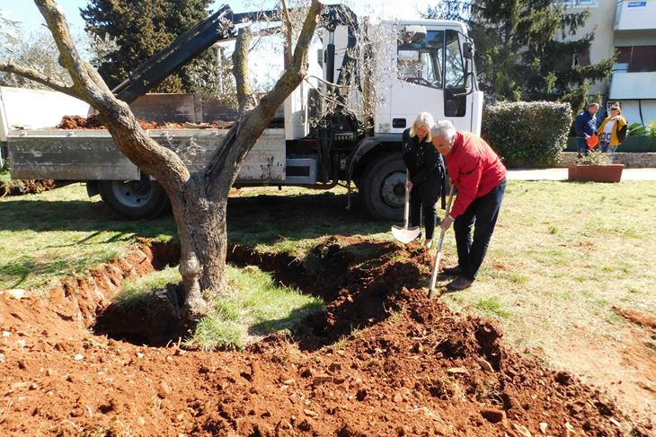 Radomir Korać i Laura Parlov bacili lopatu zemlje za staru uliku (Z. STRAHINJA)