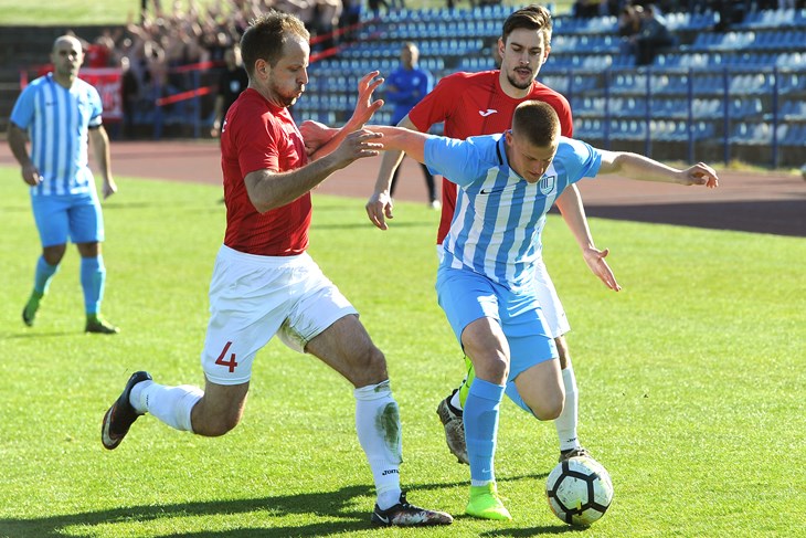 "ASISTIRAO" ZA AUTOGOL - Manuel Perković u duelu sa Zvonimirom Jergovićem (Milivoj MIJOŠEK)