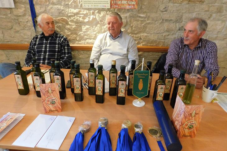 Živko Cetina, Dario Šuran i Mario Predan već su pripremili odličja za naj-maslinare (Z. STRAHINJA)