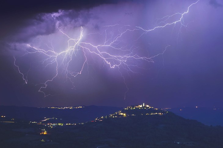 Razgranata munja iznad Motovuna
