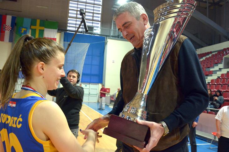 Stojko Vranković uručuje pehar Ivi Todorić (N. LAZAREVIĆ)