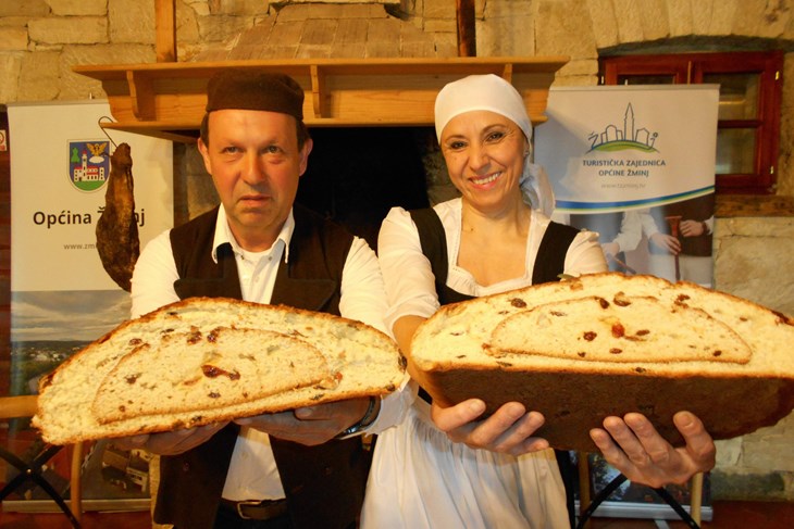 Mirando Mužina i Zdenka Jakus s polovicama jedinstvene "pince u pinci" Snimio: (Davor ŠIŠOVIĆ)