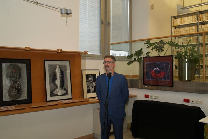Dobre Grnčaroski uz svoje radove na izložbi