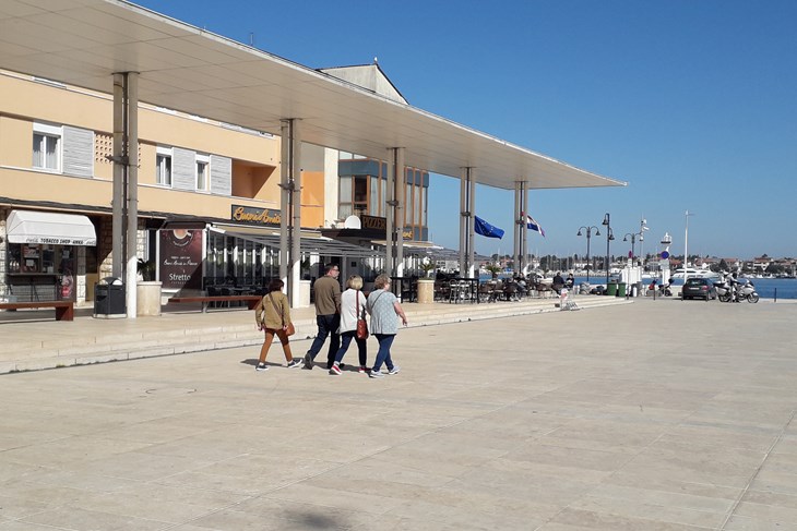 Trg slobode - Piazza grande i sporno sjenilo
