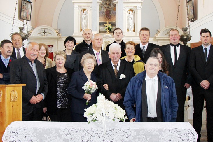 Slavljenici Ardemia (Marija) i Ferucio Jugovac iz malog naselja Pašudije, kod Šterne, u grožnjanskoj općini s najbližom rodbinom nakon obnove bračnih zavjeta (Luka JELAVIĆ)